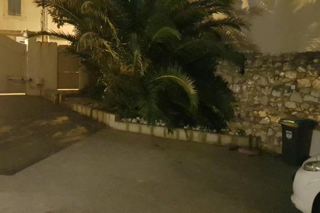 Gite Du Stade Le Studio Cour Parking Et Piscine Partagee Марсилия Екстериор снимка